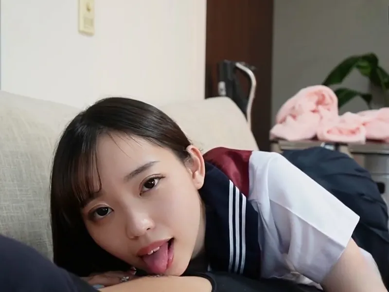 Học sinh nữ ngây thơ bị tên ba cóc chọc củ khoải giả vào lồn